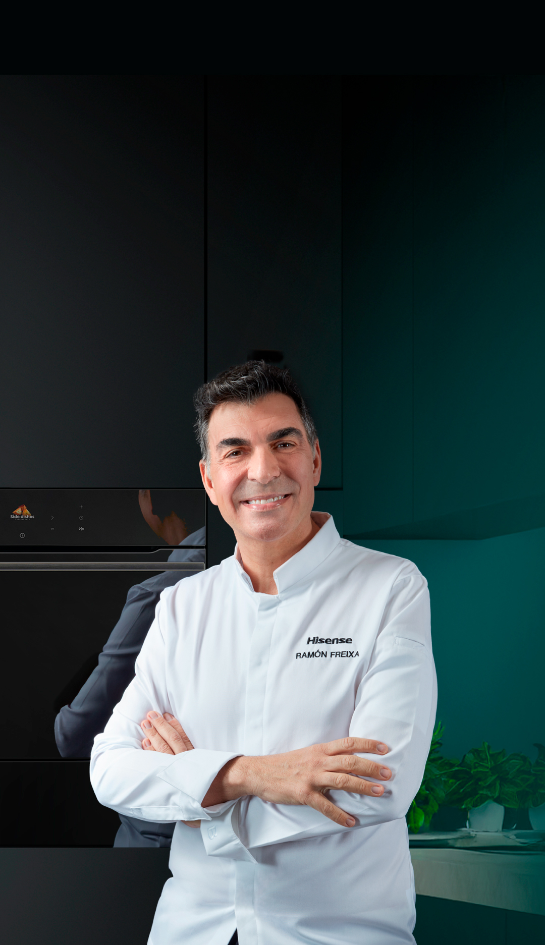 Chef Ramón Freixa en cocina con electrodomésticos Hisense